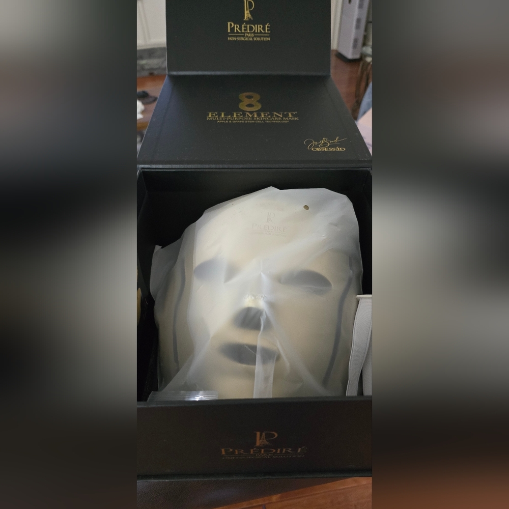 Predire Gold LED Facial Mask - Picture 3 of 5